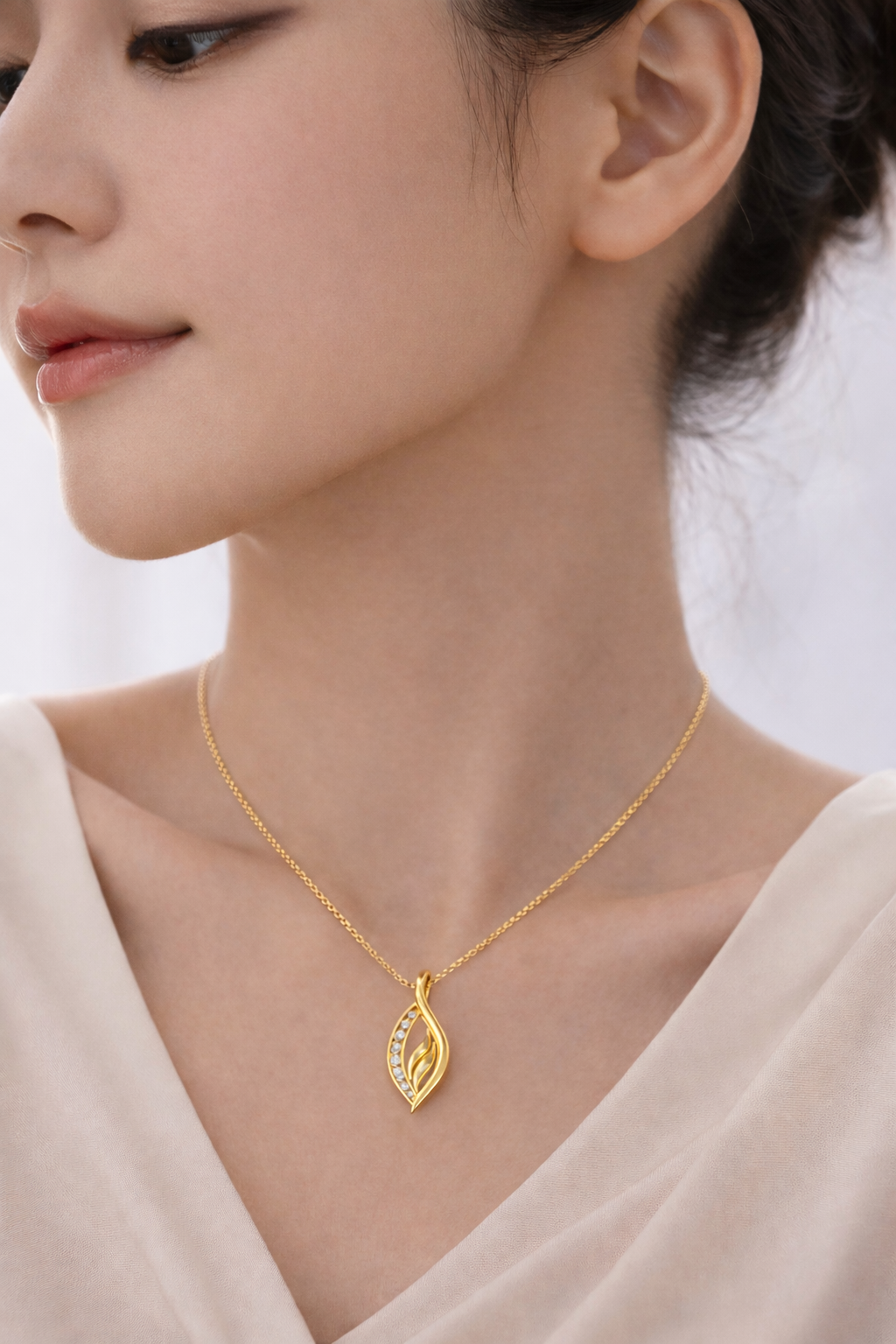 Diamond Pendant for Women in Gold